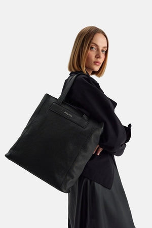 Black spacious shopper bag with zipper closure